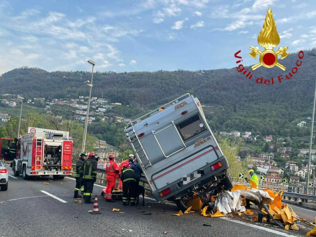 incidente camper autostrada A9 camper fuori strada contro guard-rail