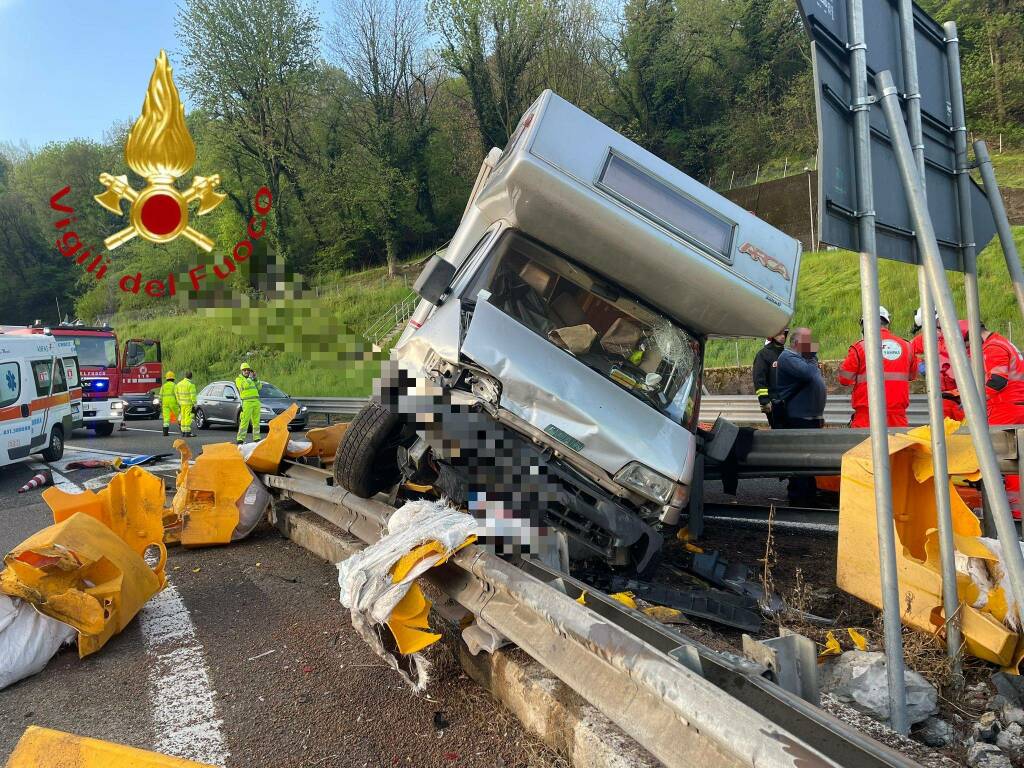 incidente camper autostrada A9 camper fuori strada contro guard-rail