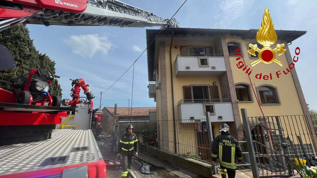 interventi vigili del fuoco pomeriggio pasquetta tetto distrutto da incendio cantù e sterpaglie camerlata