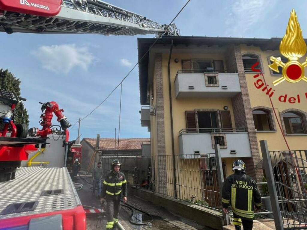 interventi vigili del fuoco pomeriggio pasquetta tetto distrutto da incendio cantù e sterpaglie camerlata