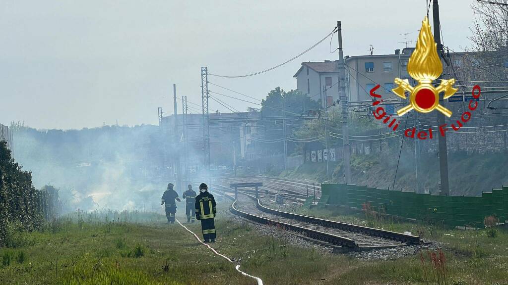 interventi vigili del fuoco pomeriggio pasquetta tetto distrutto da incendio cantù e sterpaglie camerlata