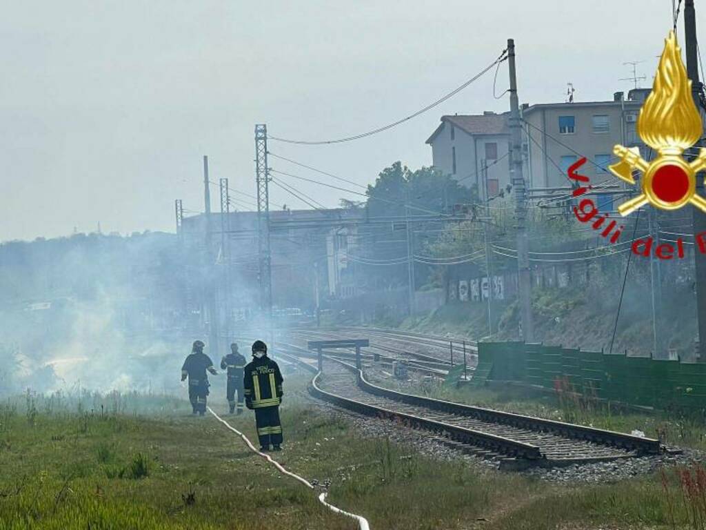 interventi vigili del fuoco pomeriggio pasquetta tetto distrutto da incendio cantù e sterpaglie camerlata