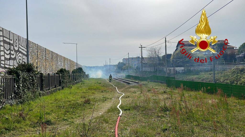 interventi vigili del fuoco pomeriggio pasquetta tetto distrutto da incendio cantù e sterpaglie camerlata