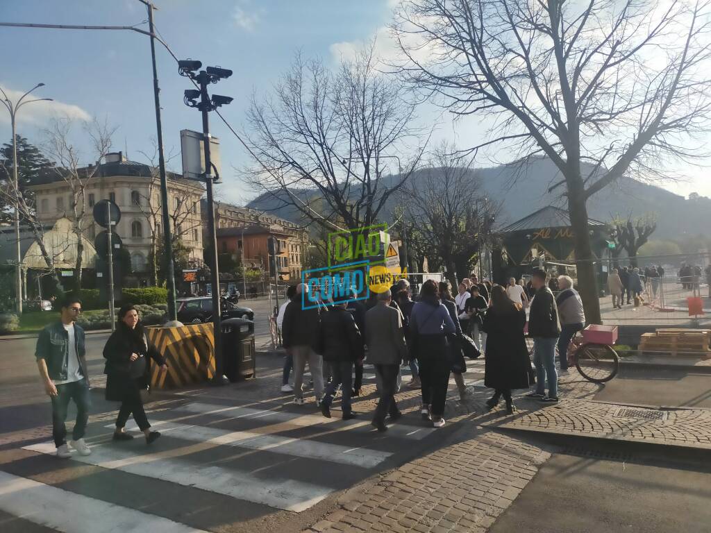 pienone per pasqua 2023, strade piene marciaiedi affollati a Como