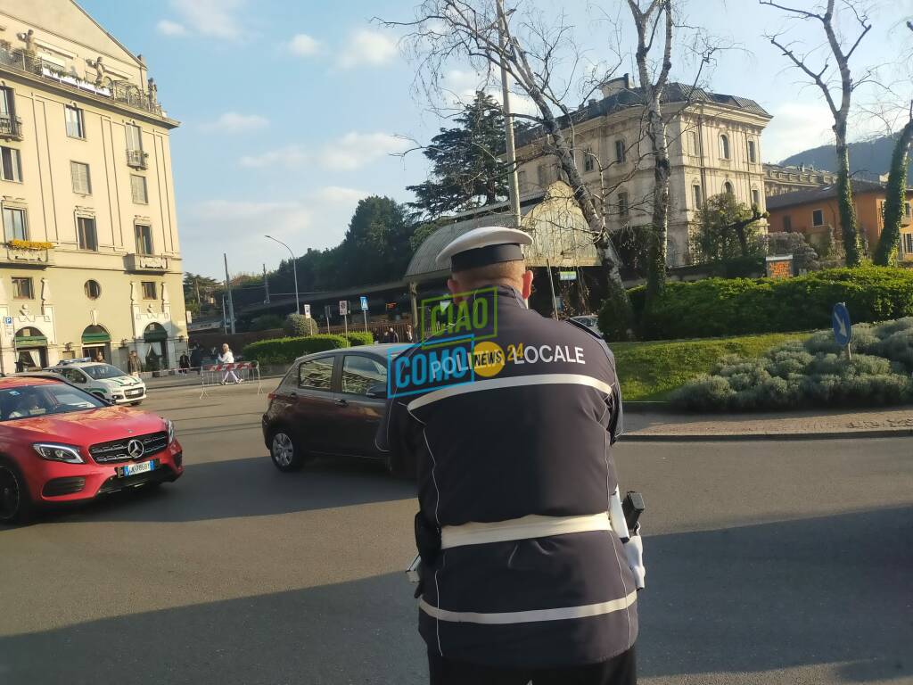 pienone per pasqua 2023, strade piene marciaiedi affollati a Como