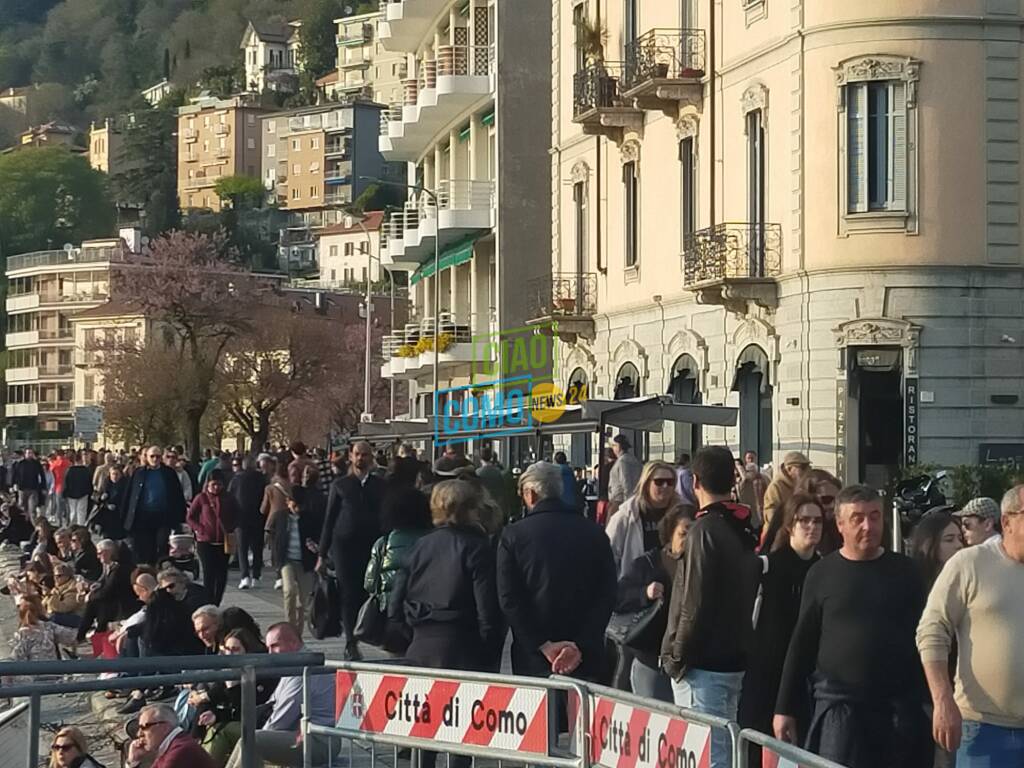 pienone per pasqua 2023, strade piene marciaiedi affollati a Como