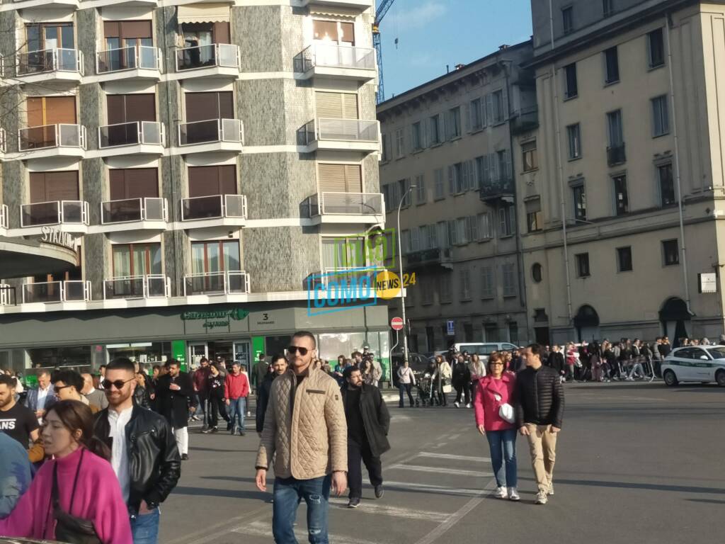 pienone per pasqua 2023, strade piene marciaiedi affollati a Como