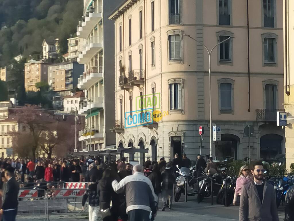 pienone per pasqua 2023, strade piene marciaiedi affollati a Como