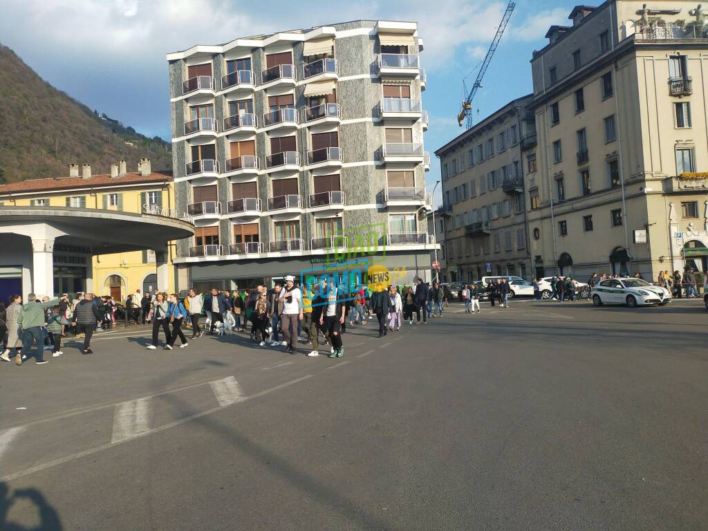 pienone per pasqua 2023, strade piene marciaiedi affollati a Como