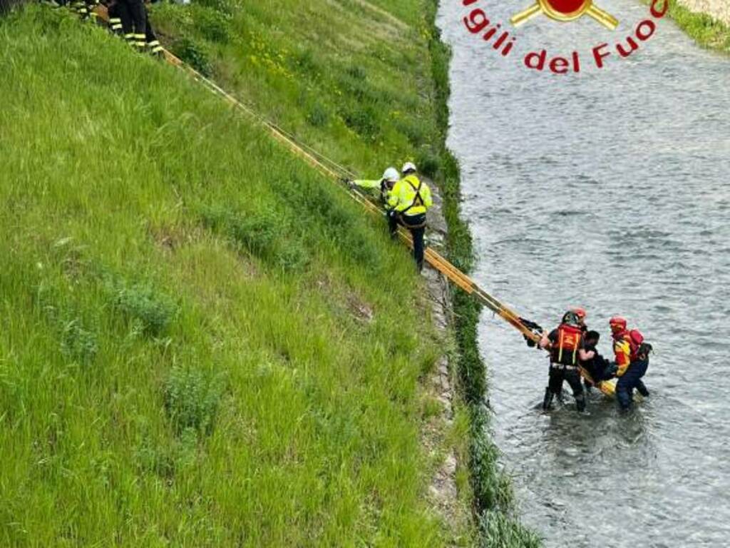 recupero immigrato finito nel fiume lambro ad erba da parte dei vigili del fuoco