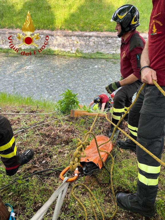 recupero immigrato finito nel fiume lambro ad erba da parte dei vigili del fuoco