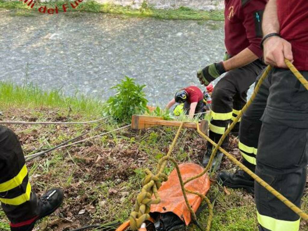 recupero immigrato finito nel fiume lambro ad erba da parte dei vigili del fuoco