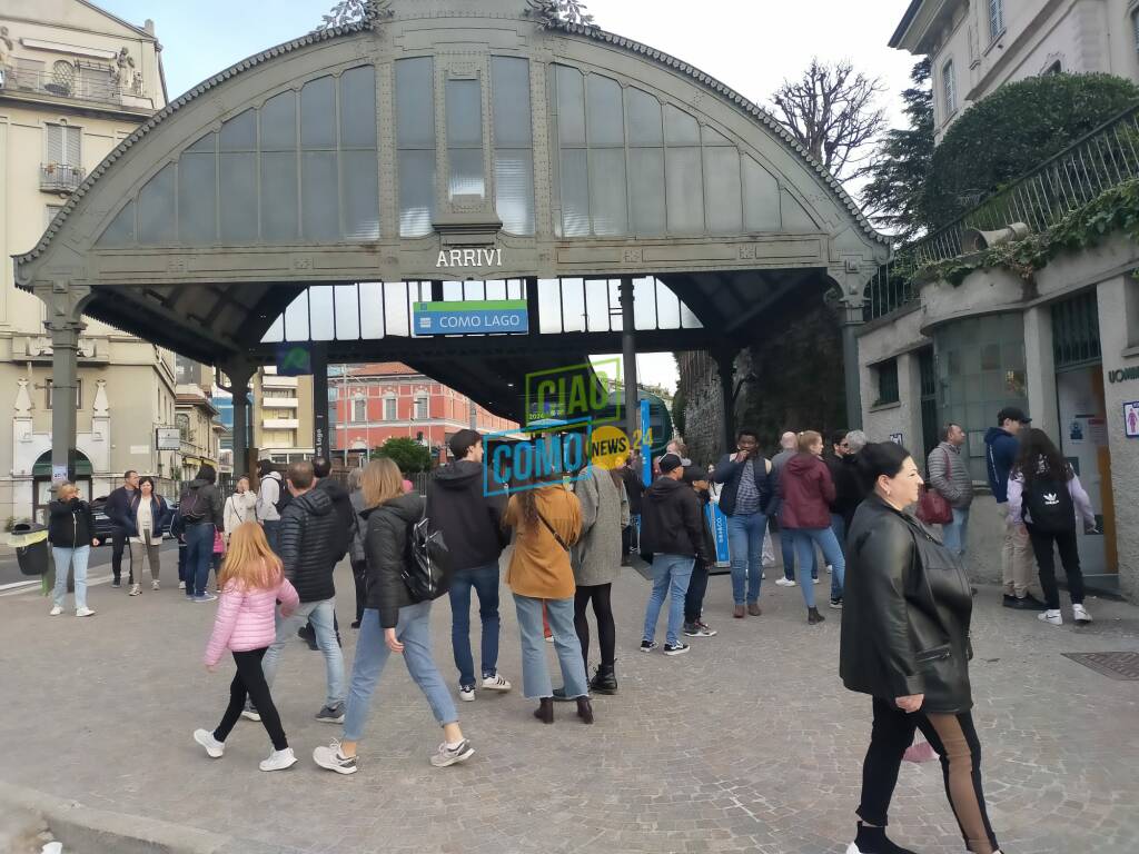 SEI SCATTI PASQUA 2023 A COMO TURISTI GENTE CODE LUNGOLAGO STAZIONE ARRIVI