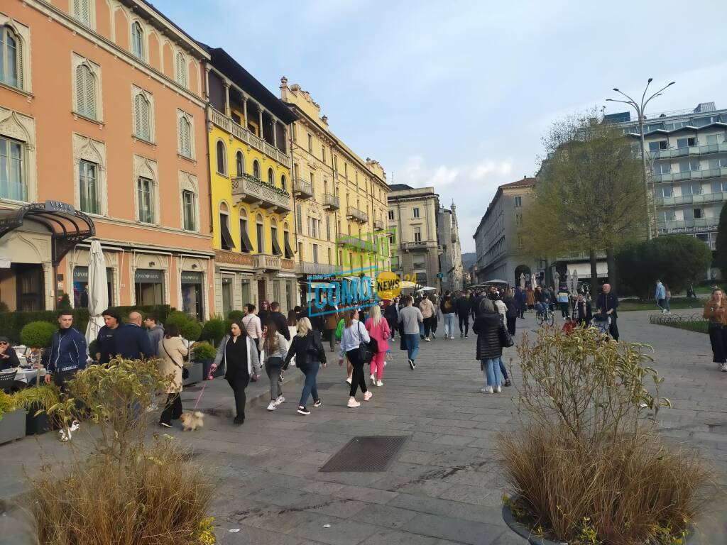 SEI SCATTI PASQUA 2023 A COMO TURISTI GENTE CODE LUNGOLAGO STAZIONE ARRIVI