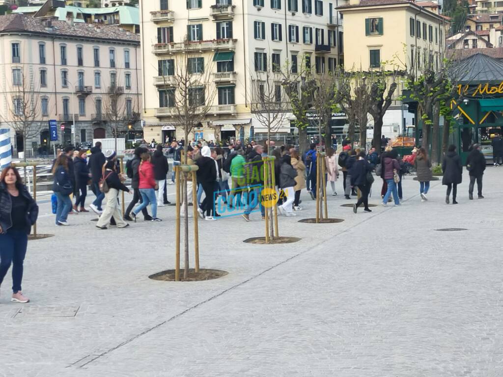 SEI SCATTI PASQUA 2023 A COMO TURISTI GENTE CODE LUNGOLAGO STAZIONE ARRIVI