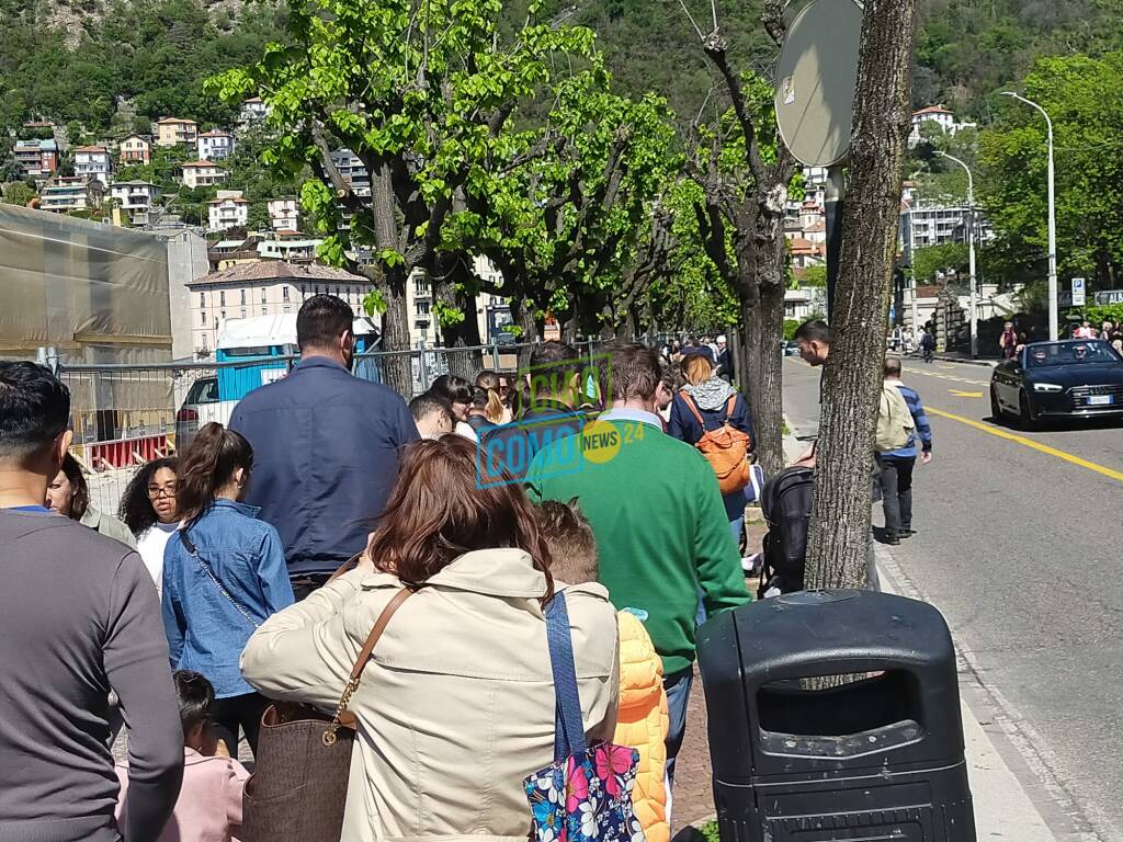 turisti a como per 25 aprile, gente e traffico sul lungolago