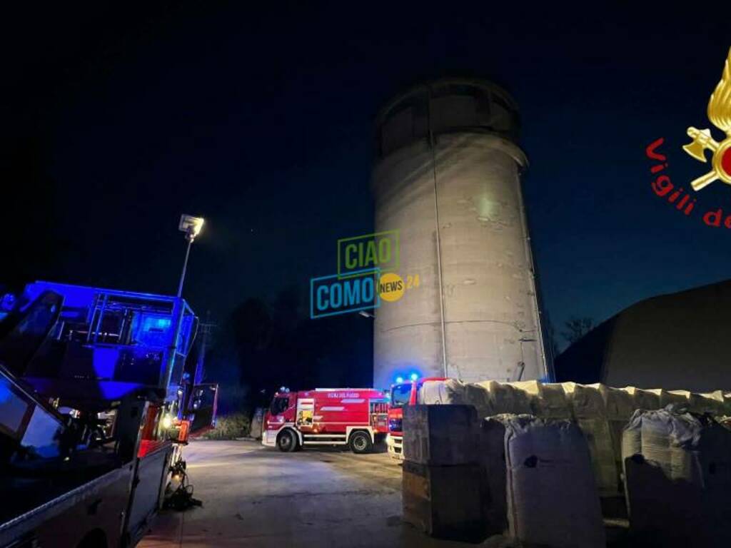 vigili del fuoco silos di merone incendiato ieri sera 