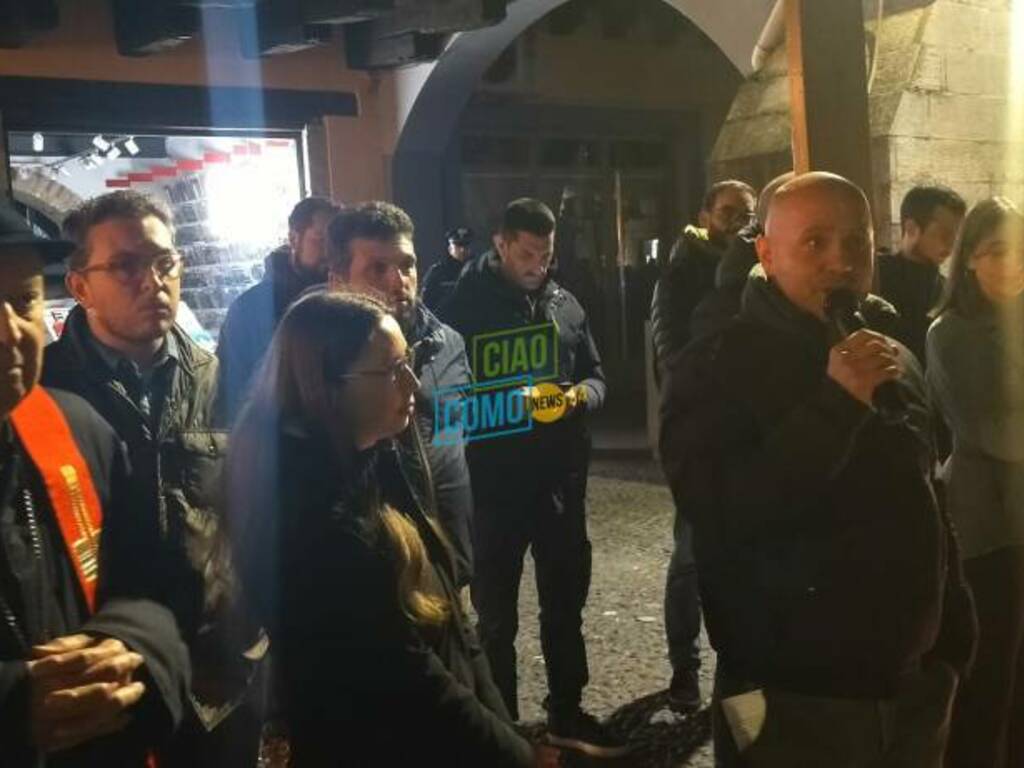 zef karaci ex detenuto parla alla via crucis dei giovani in piazza san fedele