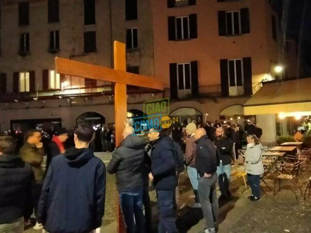 zef karaci ex detenuto parla alla via crucis dei giovani in piazza san fedele