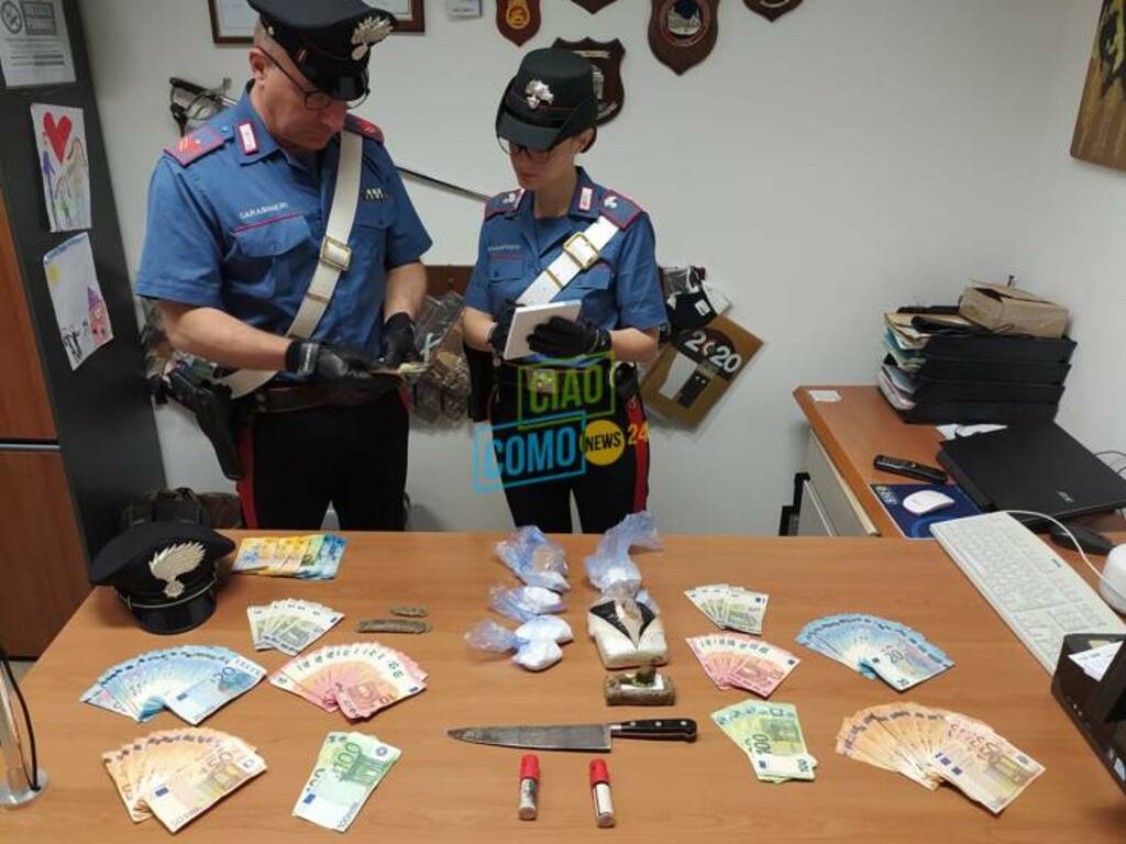 carabinieri sequestro droga bosco appiano gentile materiale sequestrato su tavolo