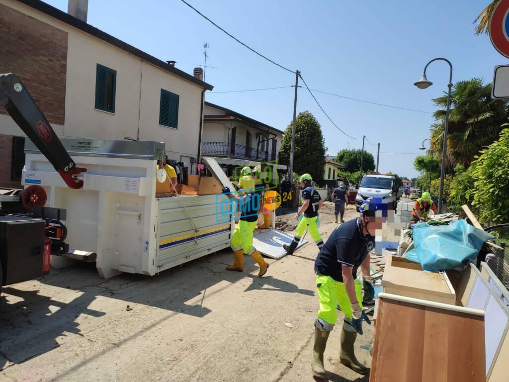 colonna mobile protezione civile partita da erba per raggiungere popolazione alluvionata emilia