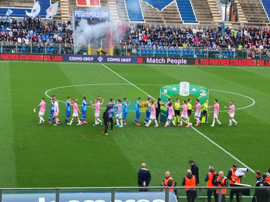 como palermo squadre in campo finale di gara e tifosi spalti sinigaglia 