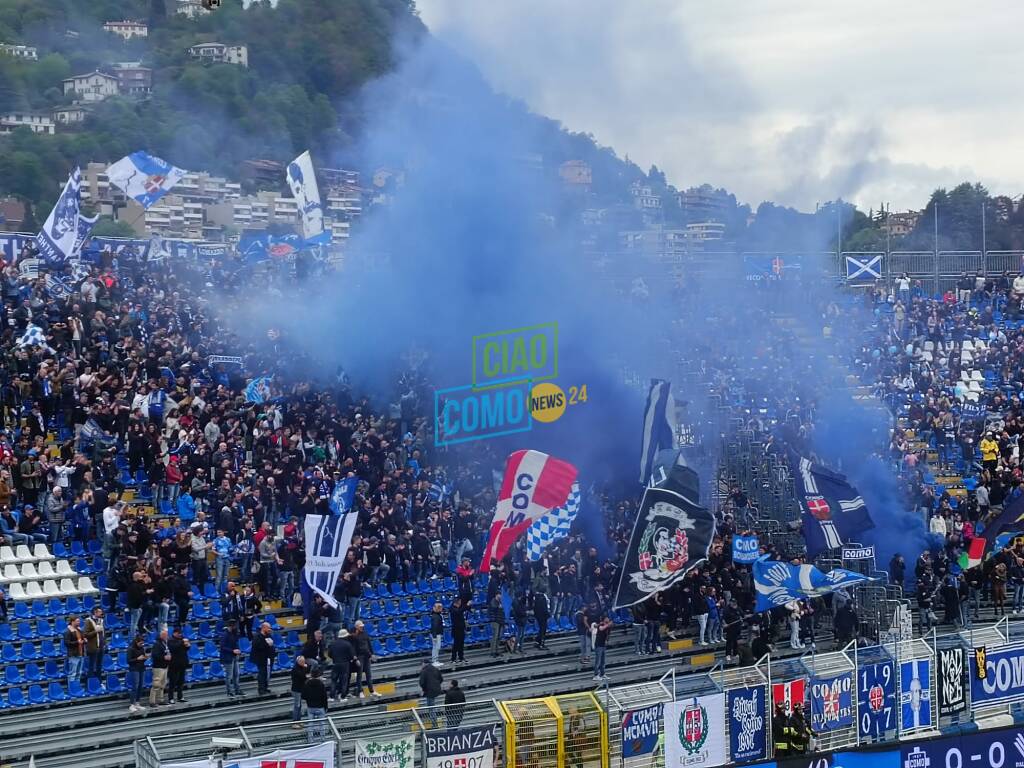 como palermo squadre in campo finale di gara e tifosi spalti sinigaglia 