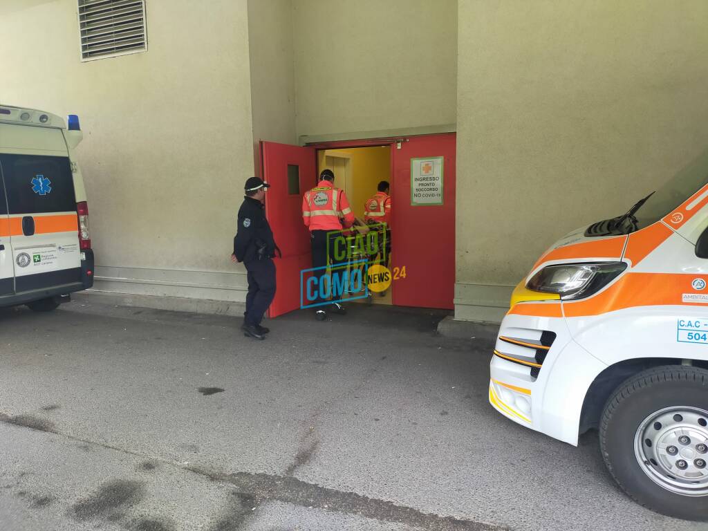 immagini ingresso sant'anna di como pronto soccorso ambulanze barelle pazienti