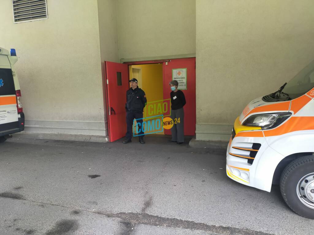 immagini ingresso sant'anna di como pronto soccorso ambulanze barelle pazienti