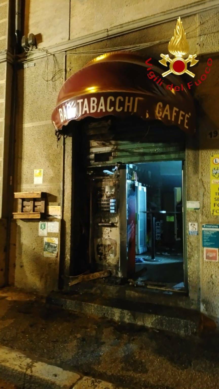 incendio bar tabaccheria inverigo piazza foscolo ingresso e vigili del fuoco