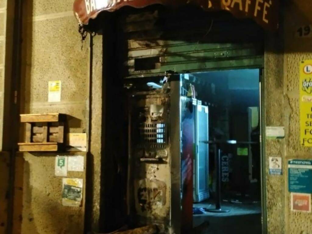 incendio bar tabaccheria inverigo piazza foscolo ingresso e vigili del fuoco