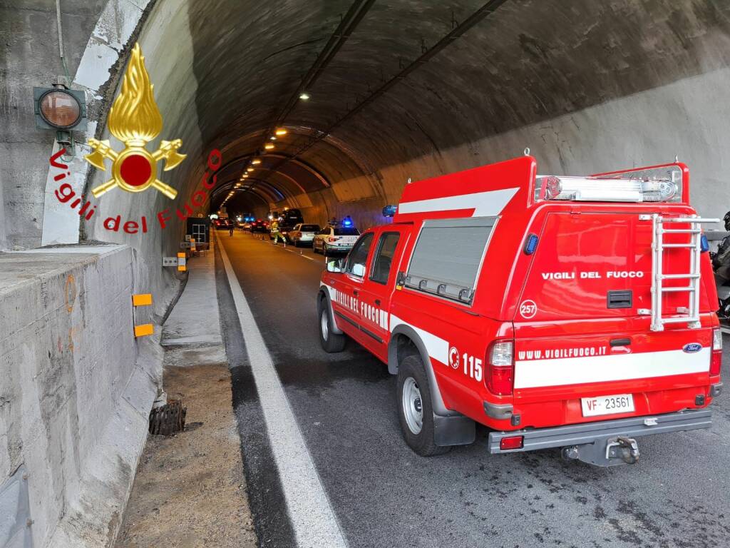 incidente autolaghi tutto bloccato in galleria ed auto a fuoco sempre autolaghi oggi pomeriggio