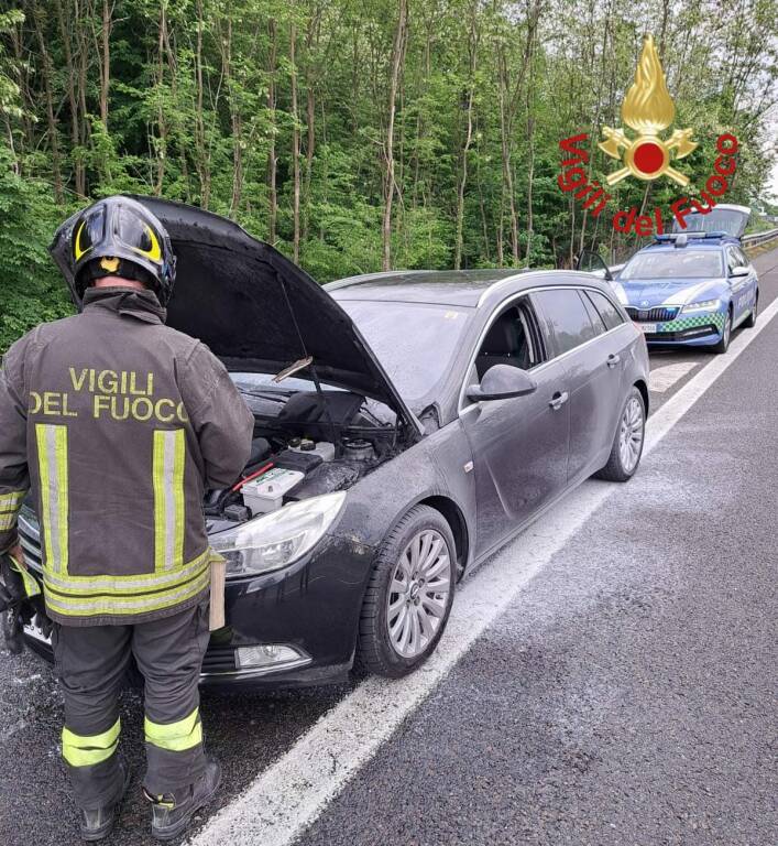 incidente autolaghi tutto bloccato in galleria ed auto a fuoco sempre autolaghi oggi pomeriggio