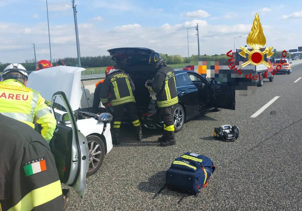 incidente autostrada a9 lomazzo scontro auto e furgone