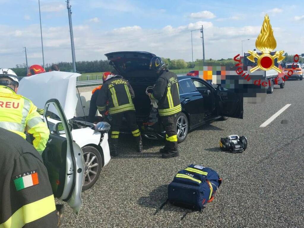 incidente autostrada a9 lomazzo scontro auto e furgone