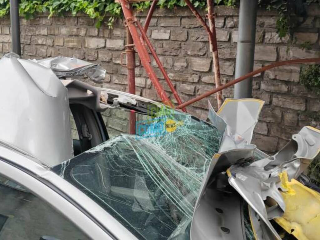 incidente rebbio auto fuori strada e contro un ponteggio di cantiere