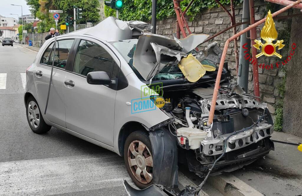 incidente rebbio auto fuori strada e contro un ponteggio di cantiere