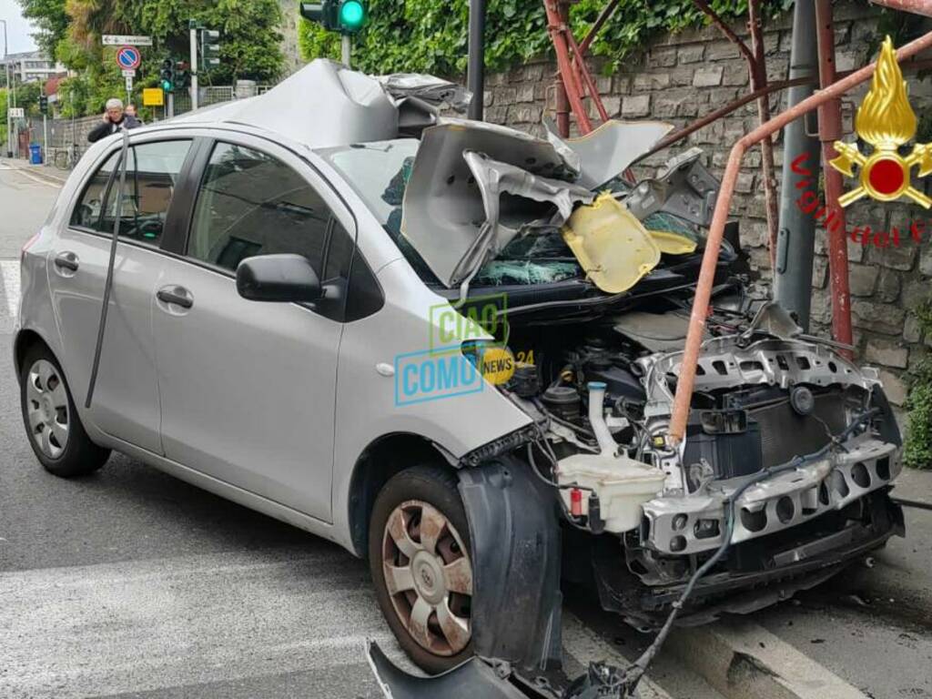 incidente rebbio auto fuori strada e contro un ponteggio di cantiere