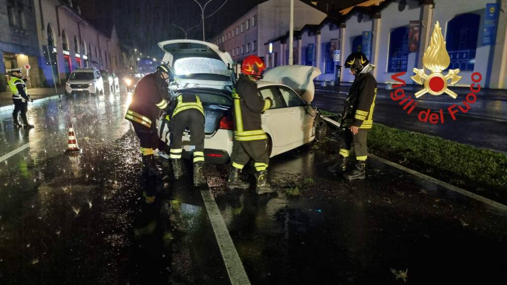 incidenti notte como auto fuori strada viale innocenzo e via platone