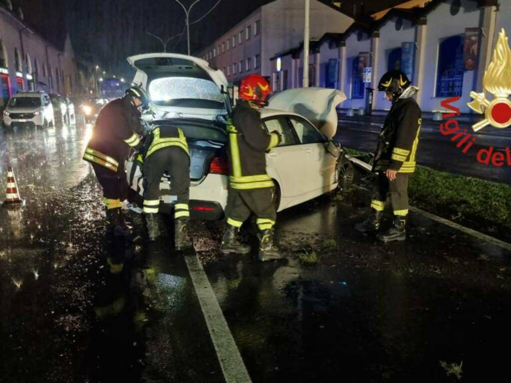 incidenti notte como auto fuori strada viale innocenzo e via platone