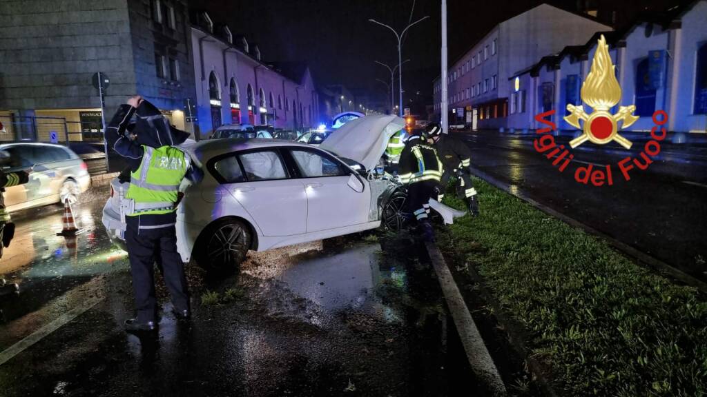 incidenti notte como auto fuori strada viale innocenzo e via platone