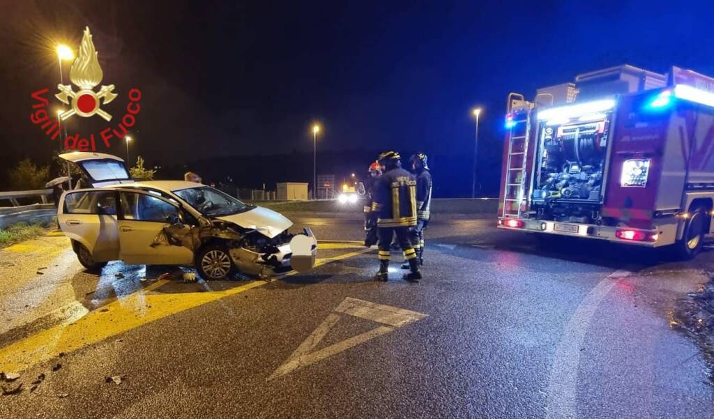 incidenti notte como auto fuori strada viale innocenzo e via platone