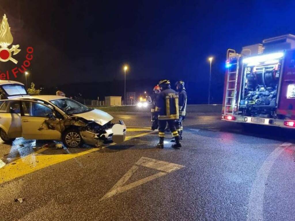 incidenti notte como auto fuori strada viale innocenzo e via platone