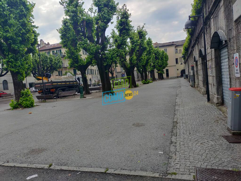 lavori conclusi piazza roma como operai rimuovono cantiere e zona con parcheggi