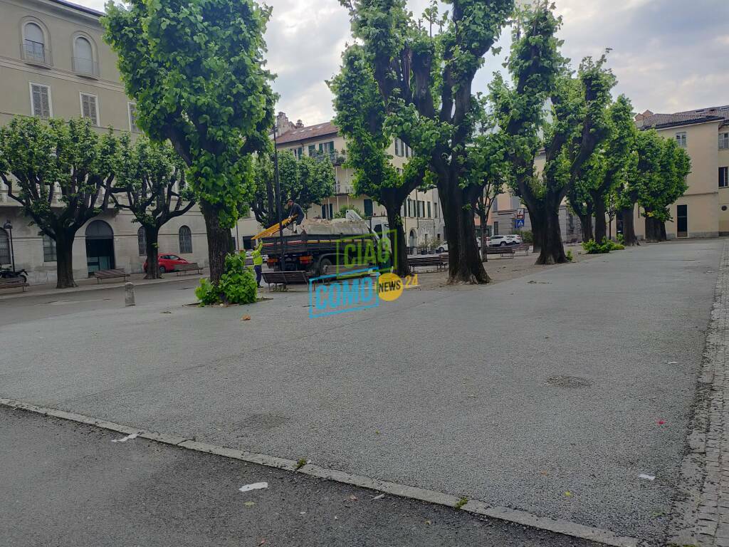 lavori conclusi piazza roma como operai rimuovono cantiere e zona con parcheggi