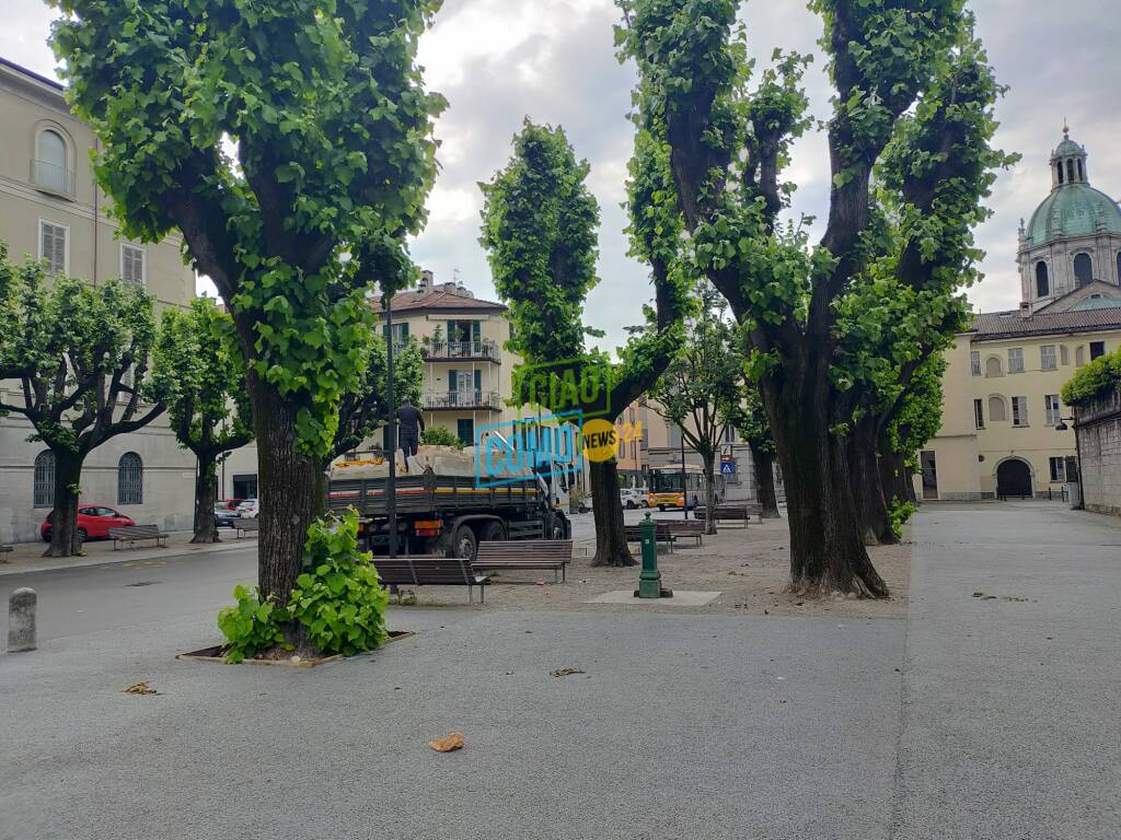 lavori conclusi piazza roma como operai rimuovono cantiere e zona con parcheggi