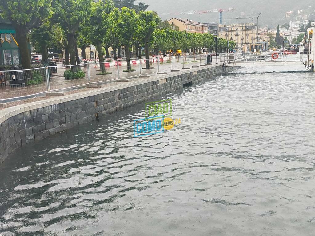 livello lago di como in aumento per maltempo foto muri sant'agostino con paratie chiuse