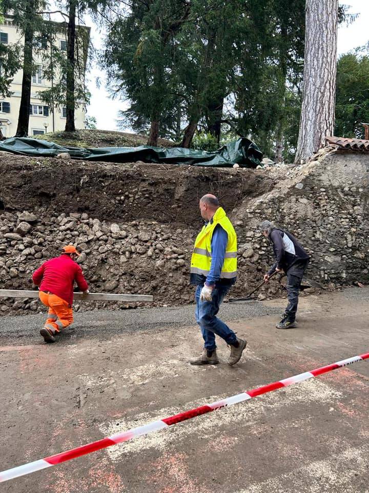 Olgiate comasco, strada riaperta dopo il crollo del muro al medioevo