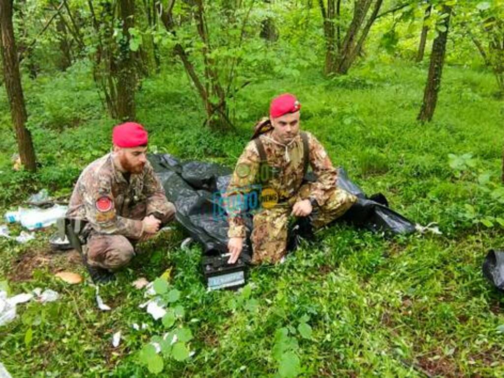 pistola e droga sequestrati dai carabi nieri e squadroni cacciatori nei boschi dello spaccio comasco