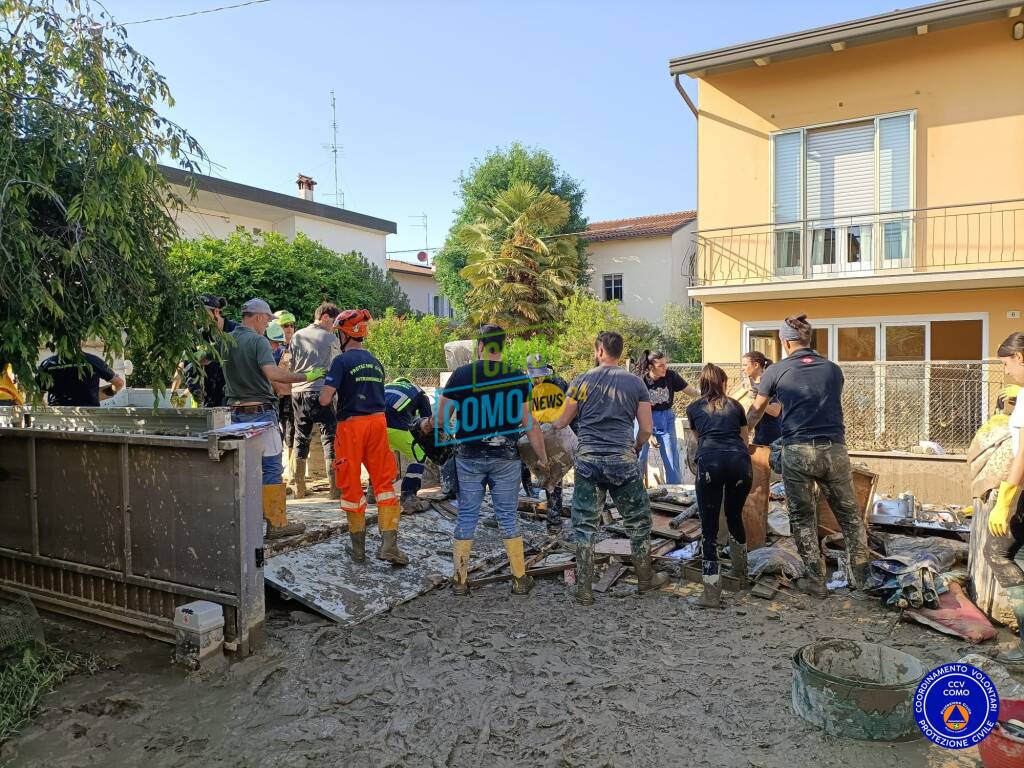 protezione civile como in aiuto popolazione emilia interventi vari